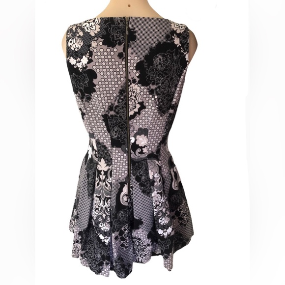 🌿 CUE 🌿 sleeveless floral fit and flare dress size 12 - Picture 3 of 10